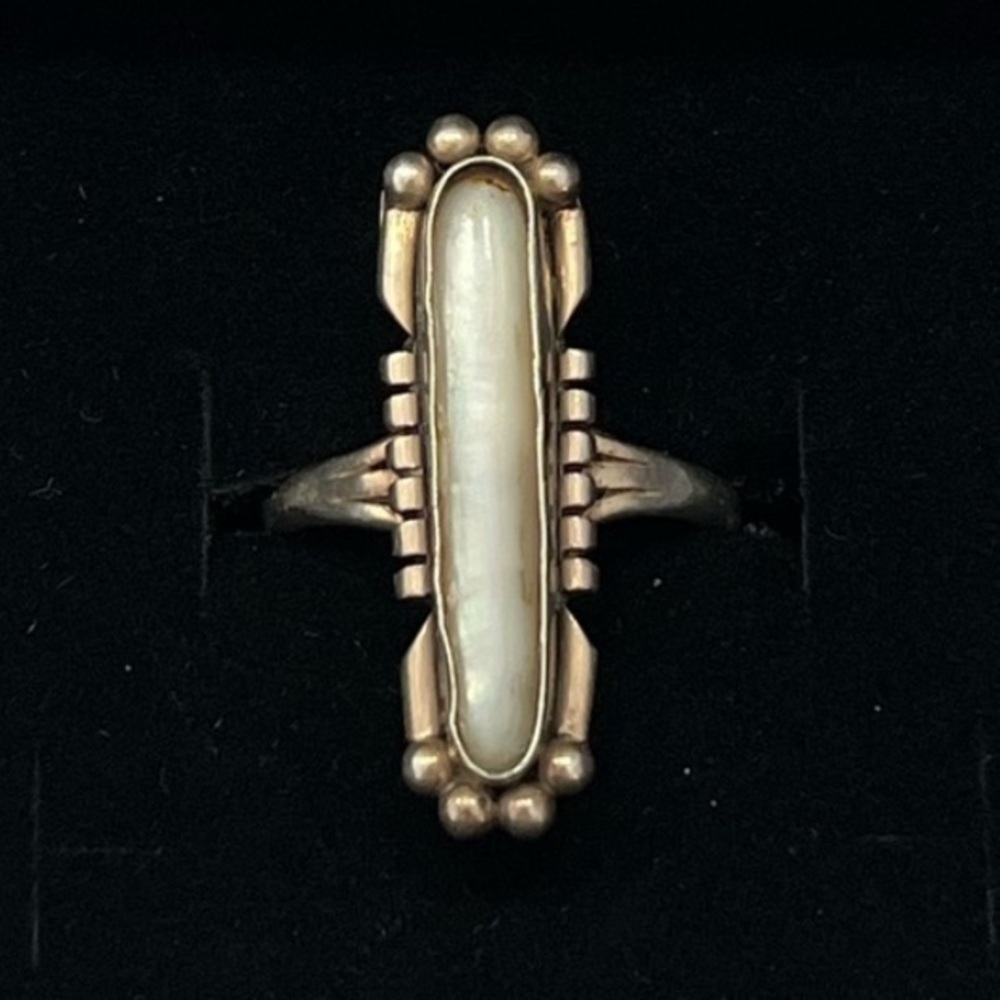Stunning sterling silver ring with white stone. Size 7.5